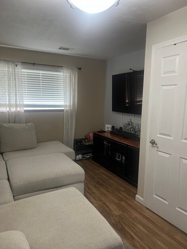 Building Photo - Stylish 3Bd 2Ba Sheridan Green Gem Near Pa...