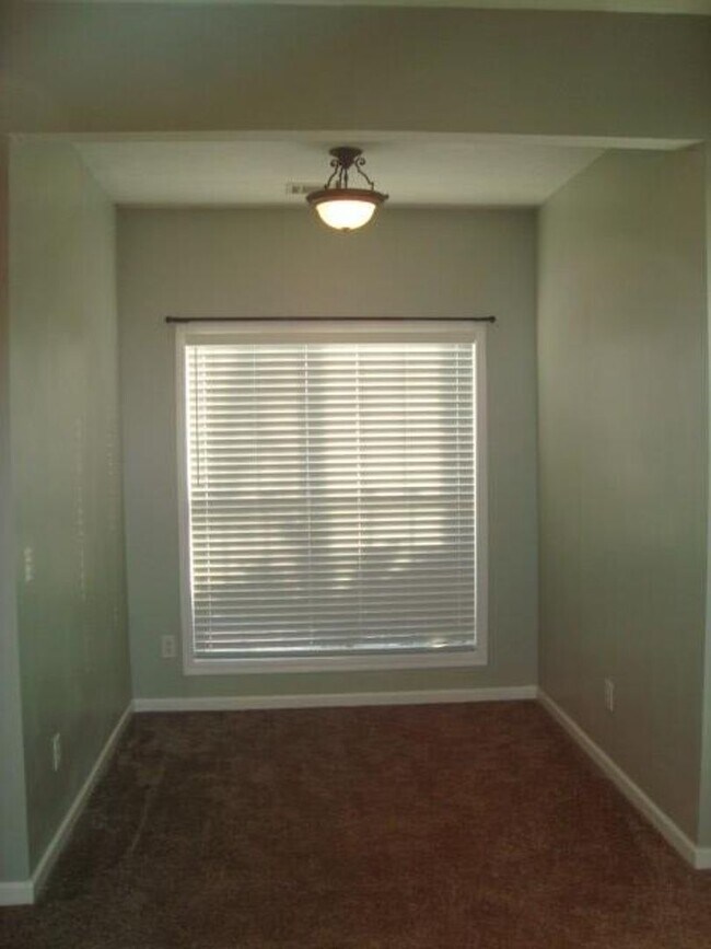 Building Photo - Ready to Rent!