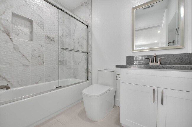 Building Photo - Luxury 2 & 4 Bed Townhomes in NoHo!