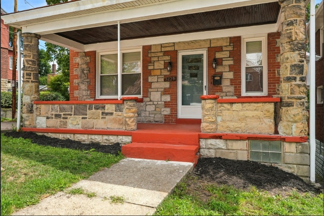 Building Photo - "Charming 3-Bed Retreat with Gleaming Hardwood Floors on Beacon Hill Avenue!"