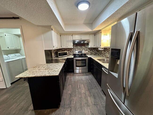 Building Photo - Gorgeous and spacious condo in a quiet and convenient location!