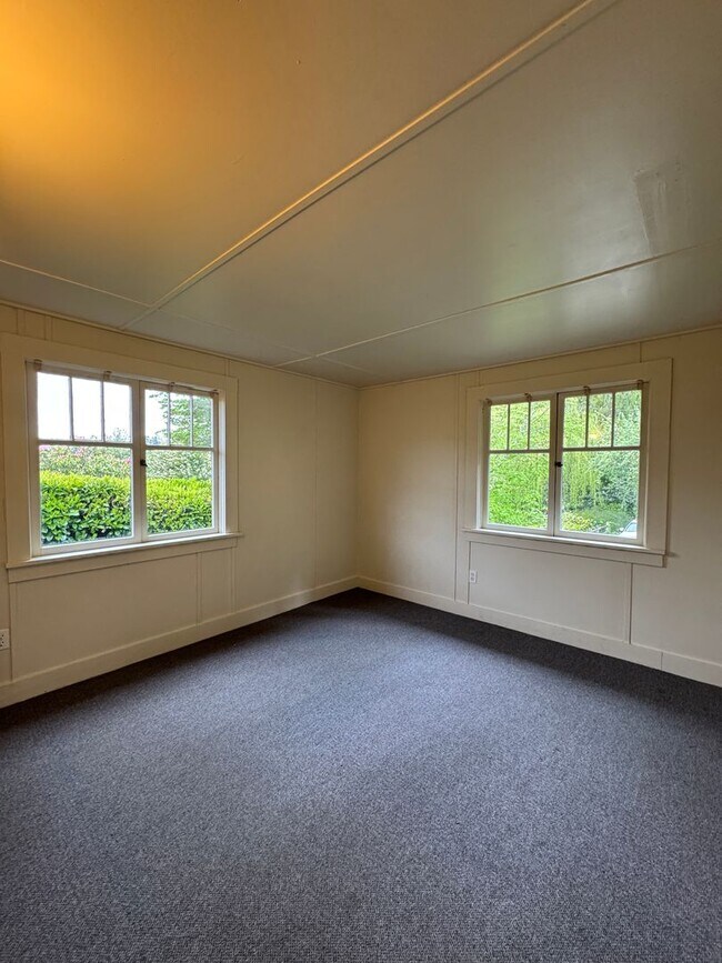 Building Photo - Desirable Indianola waterfront just in tim...
