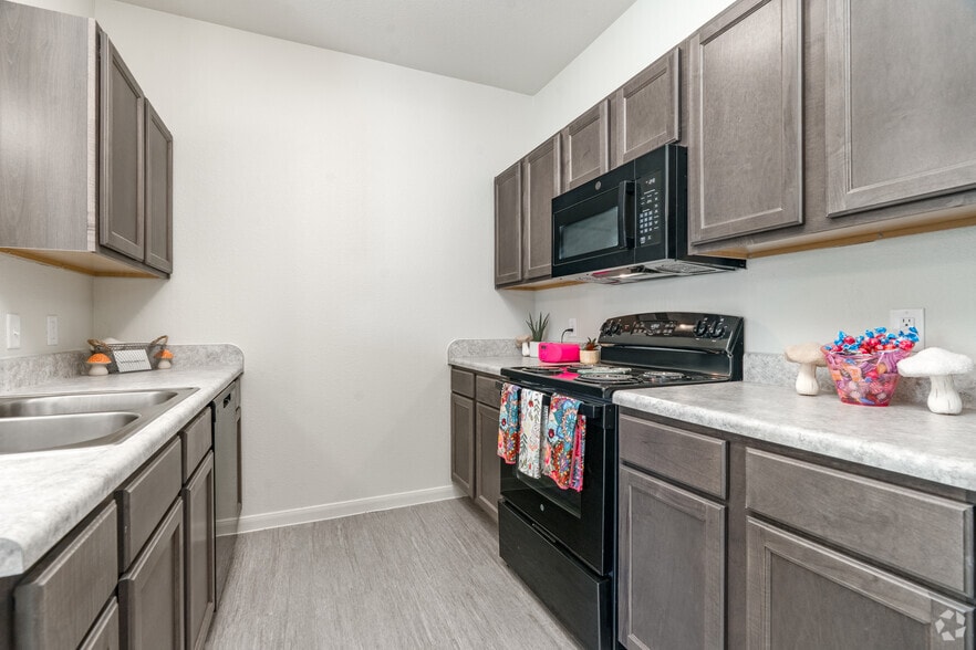 1BR, 1BA - 756SF - - Denton Grove