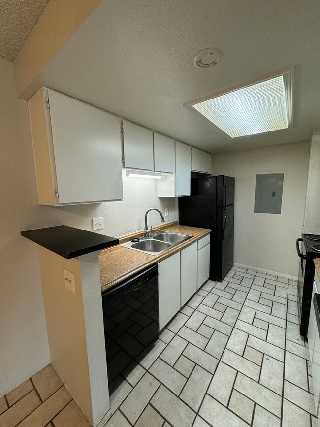 Building Photo - Second Level 3 Bed, 2 Bathroom Condo in Ro...