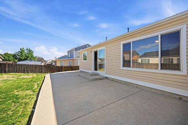 Building Photo - $2,495.95 - 3 Bed, 2 Bath Home in Denver with Central AC and Fenced in Yard!