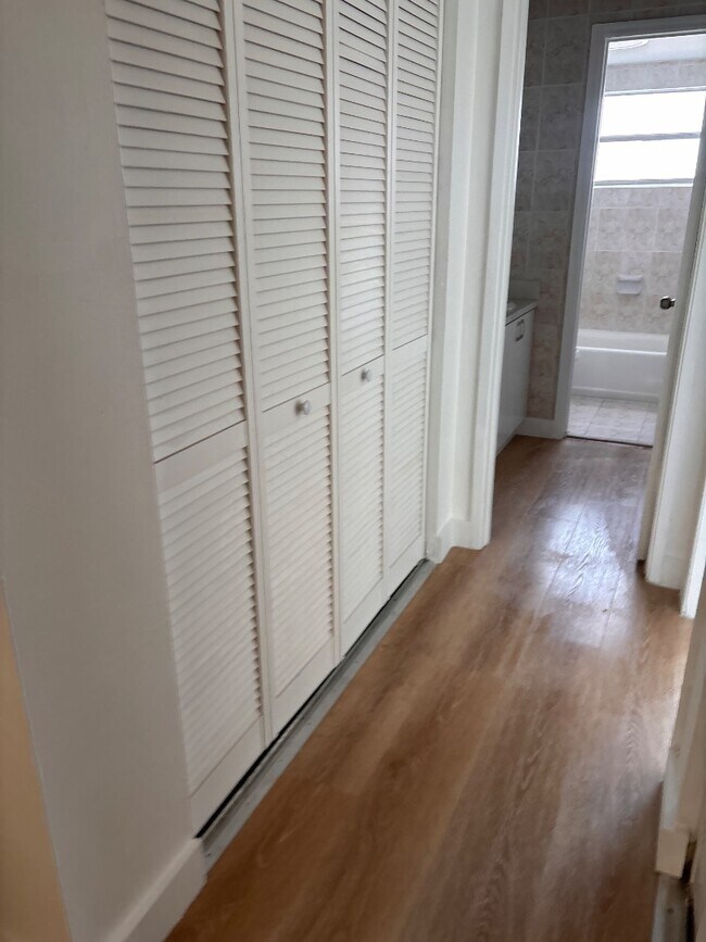 Building Photo - 305 W 68th St