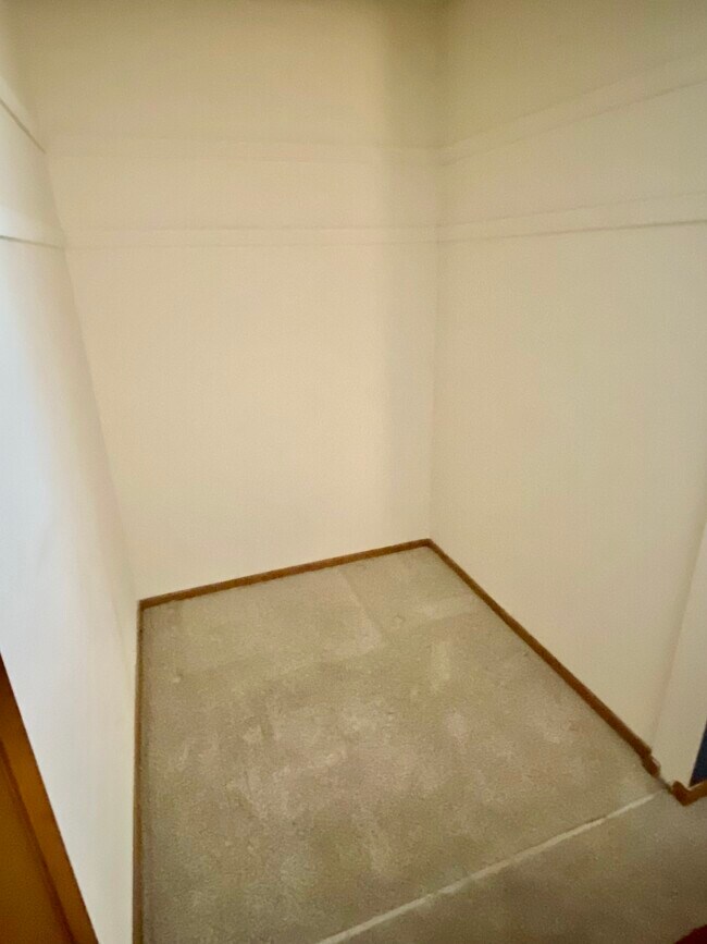 Building Photo - 2011 Viking Dr NW