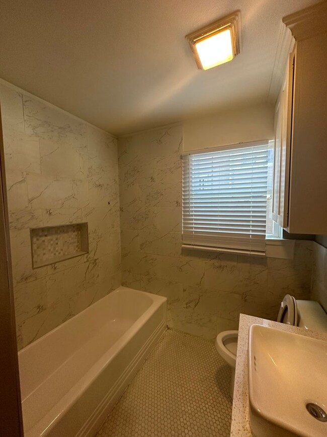 Building Photo - Beautiful 1 Bedroom in Highland
