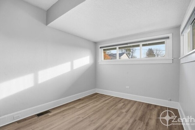 Building Photo - 1321 NW Drake Way