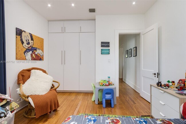 Building Photo - 655 NE 120th St