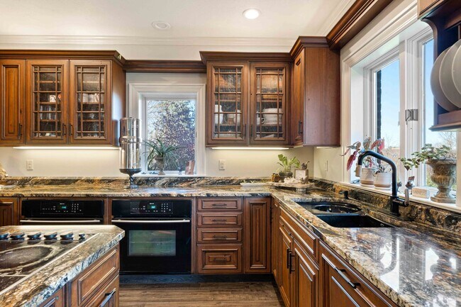 Building Photo - Fully-Furnished Luxurious Home in Nevillewood