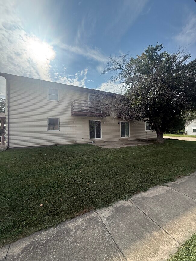 Building Photo - 801 W St Anthony Ave