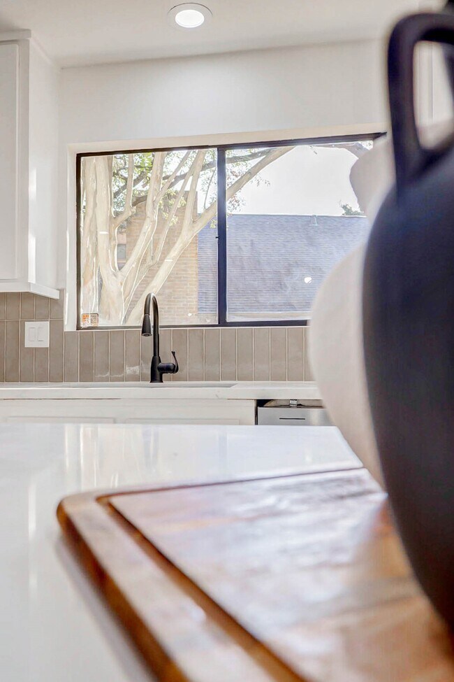 Building Photo - 10303 Chevy Chase Dr