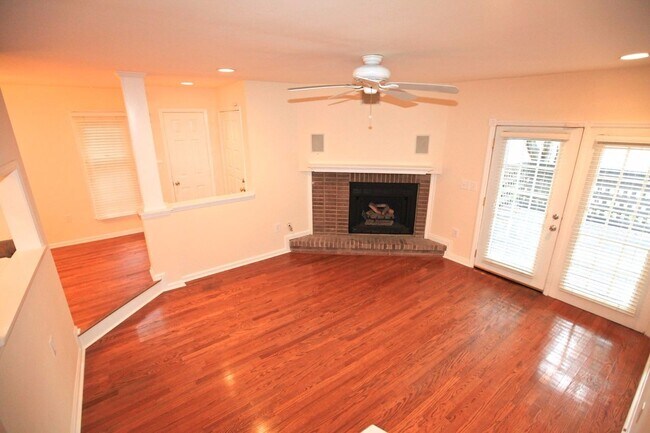 Building Photo - COMING SOON:2 bedroom townhome in Uptown Charlotte!
