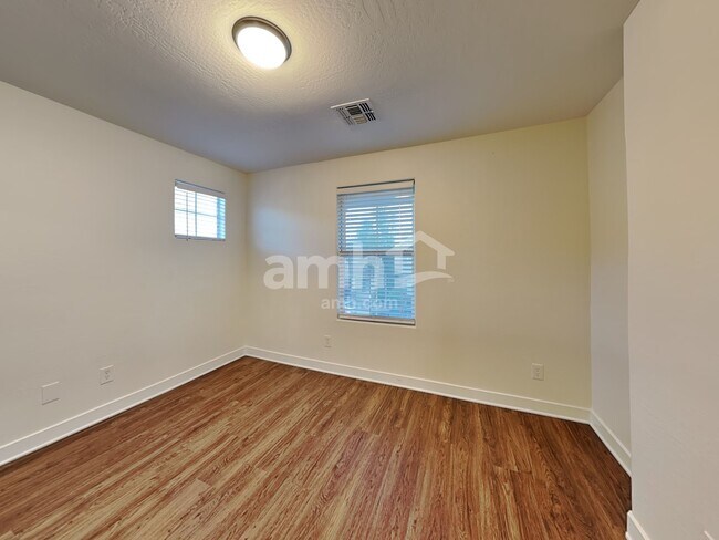 Building Photo - 10124 E Isleta Ave