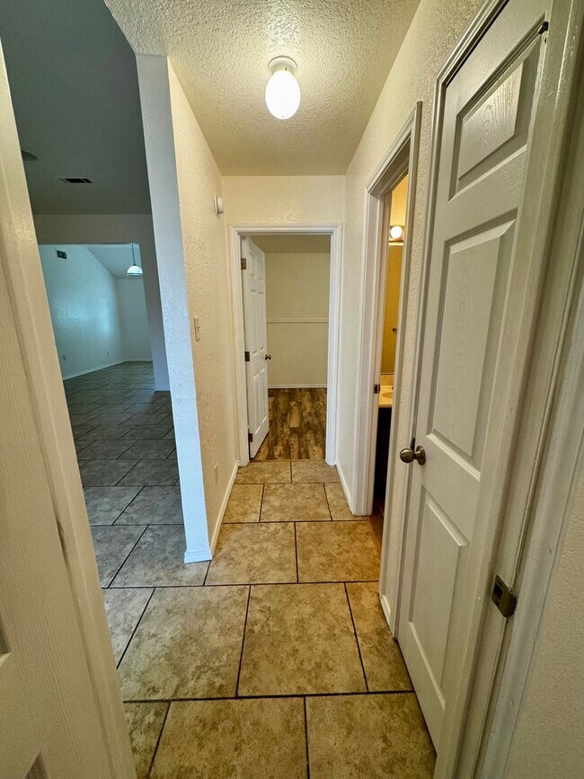 Building Photo - Spacious 4 Bedroom 2 Bath