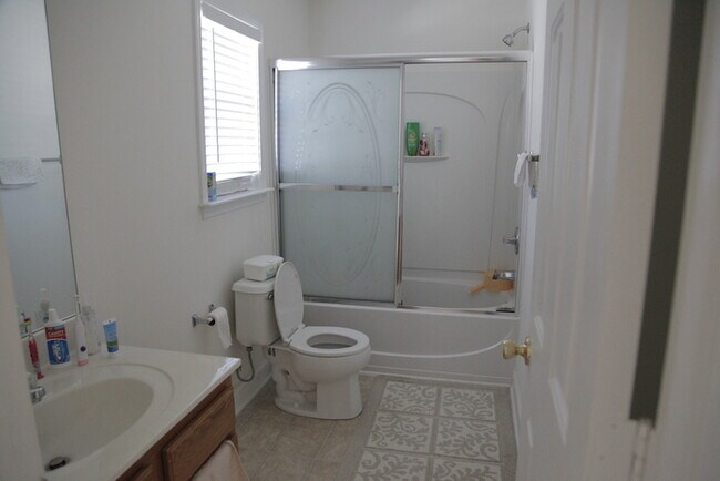 Building Photo - Delightful 3bd/2.5bth home with a private back yard!