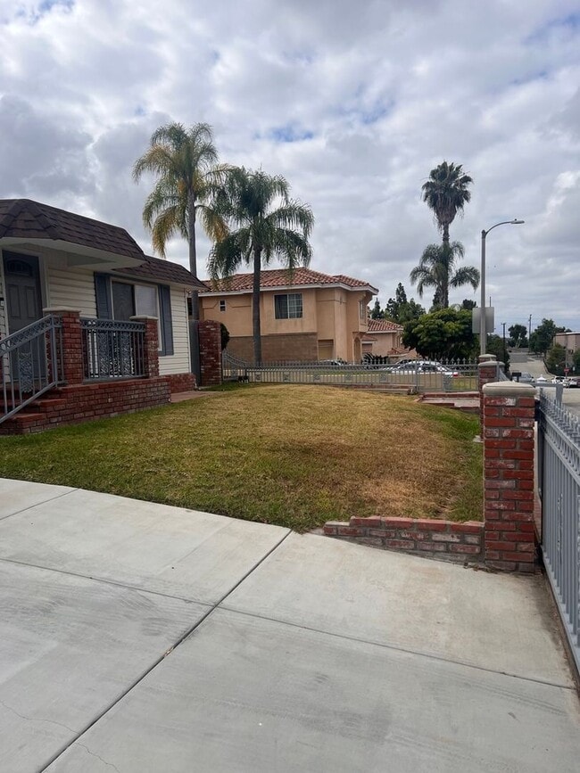 Building Photo - Beautiful 3 Bed / 2 Bath Home with Detached Bonus Space