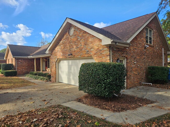 Building Photo - 4 -bedroom 2.5 bath Colonial