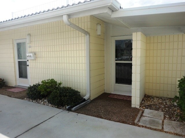 Building Photo - 1BR + Den with Murphy Bed/2BA Single level villa on the Beach!