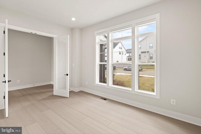 Building Photo - 857 N Manchester St