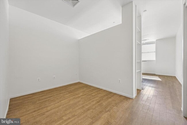 Building Photo - 1015 W Lancaster Ave