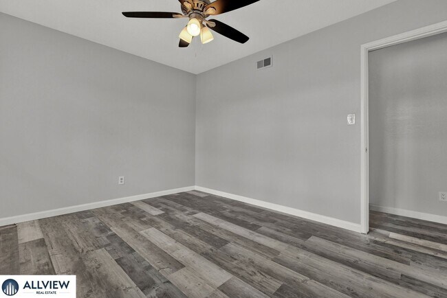 Building Photo - Charming & Light-Filled 3 Bed/2 Bath Home ...