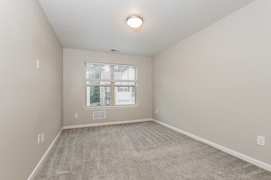 Building Photo - 3949 Lake Manor Way