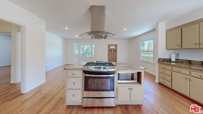 Building Photo - 1107 S Bundy Dr