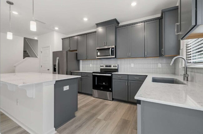 Building Photo - Spacious 3-Bed Townhouse w/ Two Car Garage