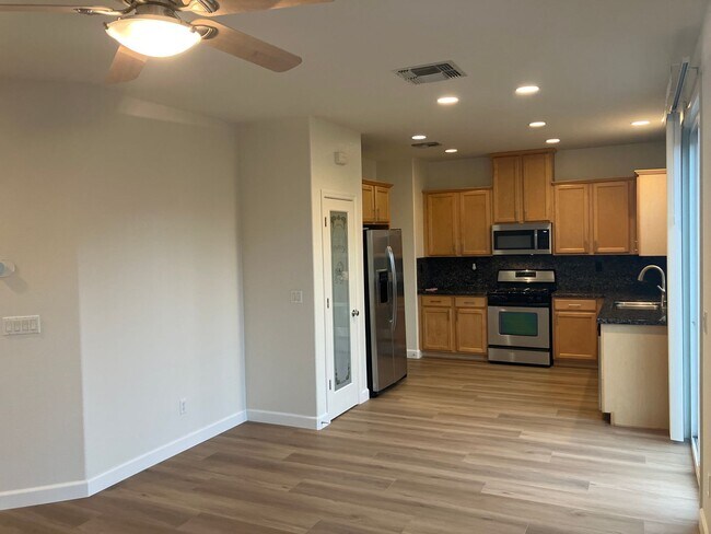 Building Photo - Roseville Cool and Close to Everything