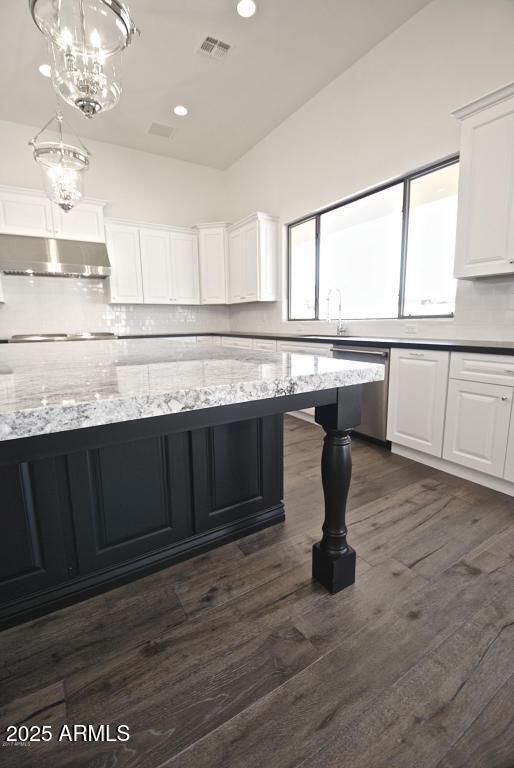 Building Photo - 2836 E Carob Dr