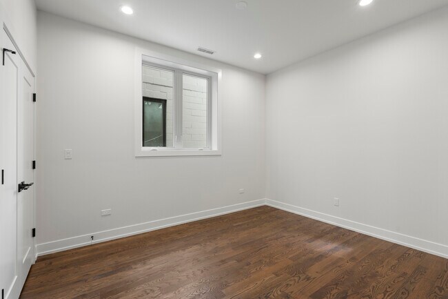 Building Photo - 420 E 50th Pl