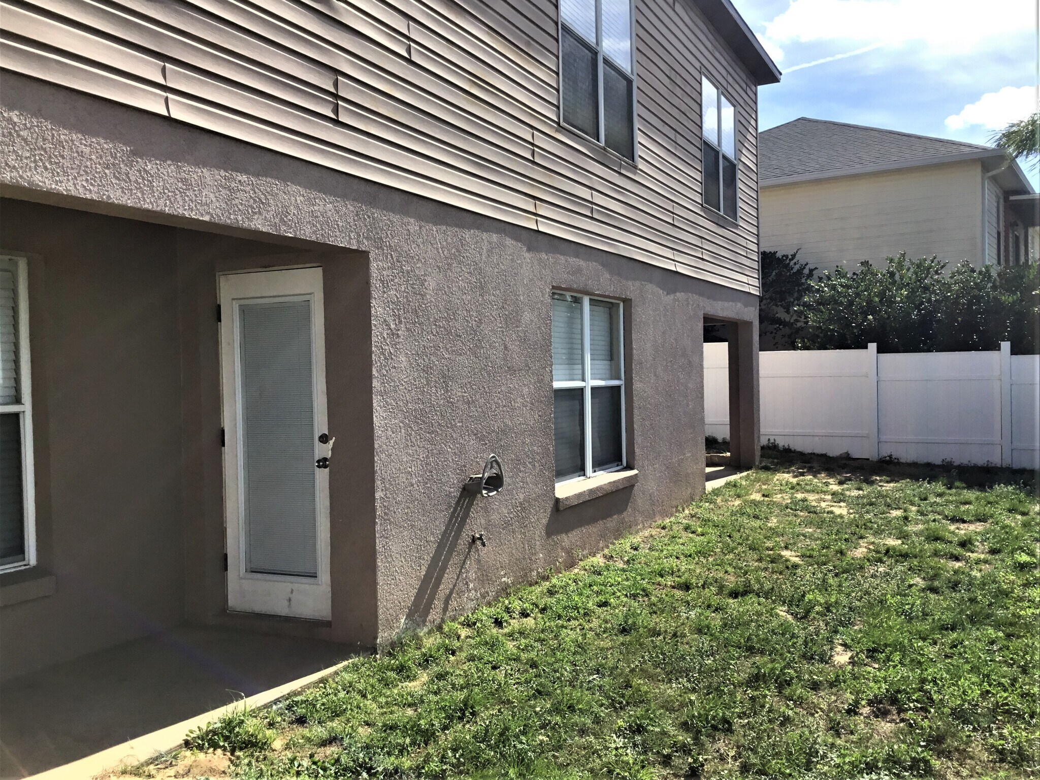 Building Photo - 1520 Presidio Dr