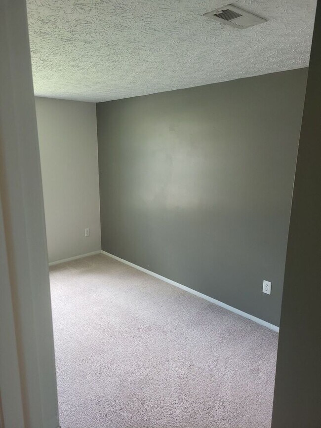 Building Photo - 916 Chatsworth Dr