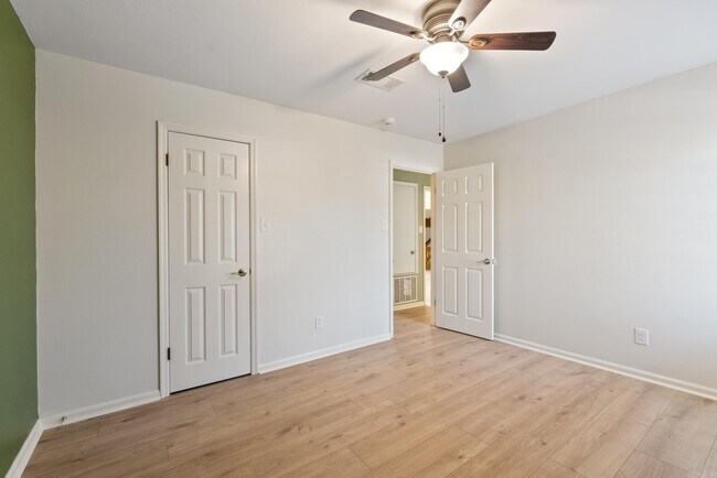 Building Photo - 7 Oak Tree Cir