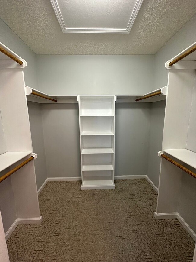 Building Photo - 1611 Majesty Dr