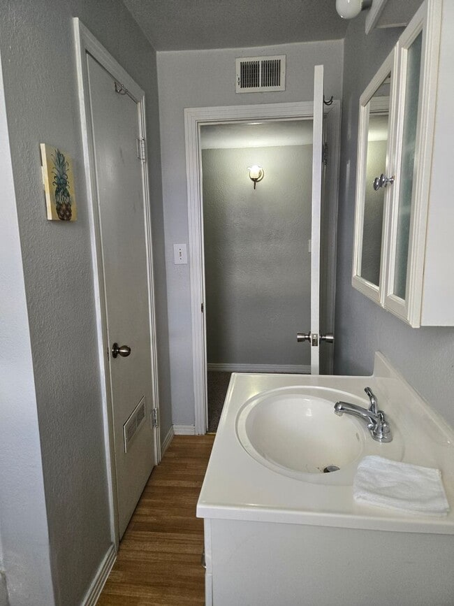 Building Photo - Furnished Three Bedroom Home With Flexible Lease Terms