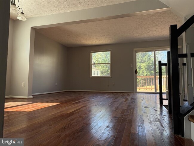 Building Photo - 102 Smoothleaf Ln