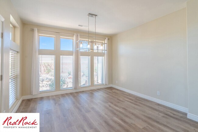 Building Photo - Stunning 4 Bedroom Home. Dog friendly!