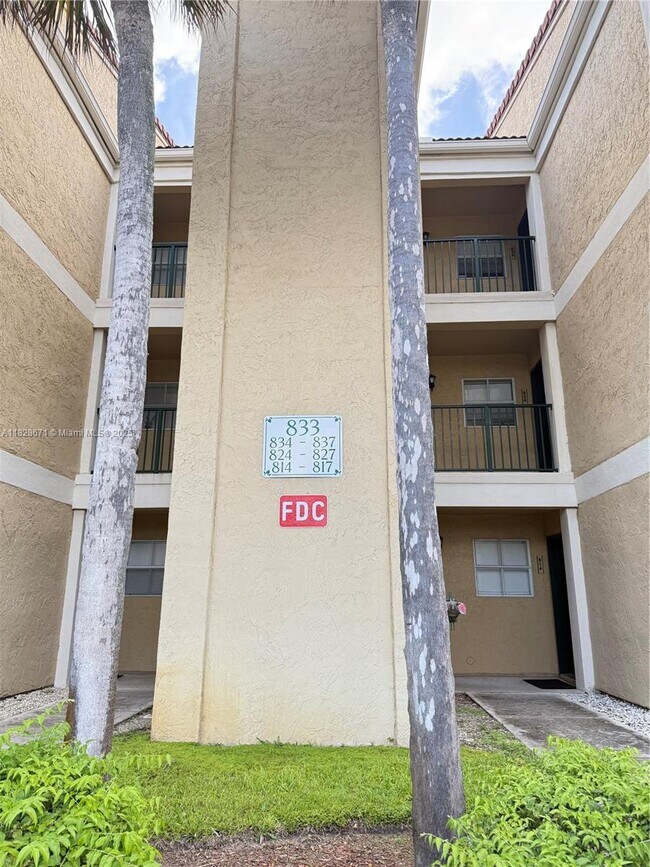 Building Photo - 833 Riverside Dr