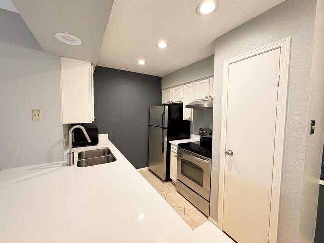 Building Photo - 2120 El Paseo St