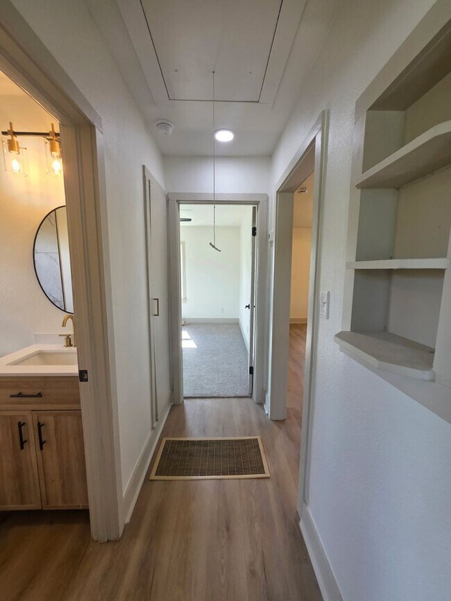 Building Photo - Gorgeous 3 bedroom 1 bath Duplex on street level (separate studio located below).