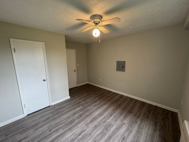 Building Photo - Beautiful 2-Bedroom 2-Bathroom 1st Floor Gold Coast Condo