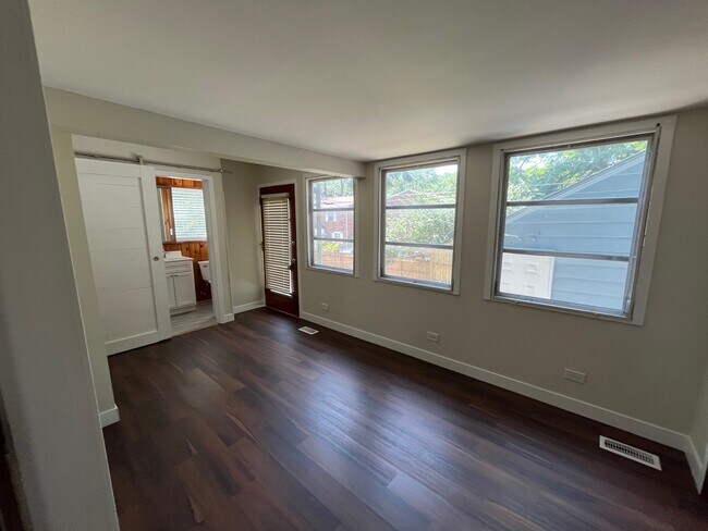 Building Photo - 3063 Sunset Dr - A