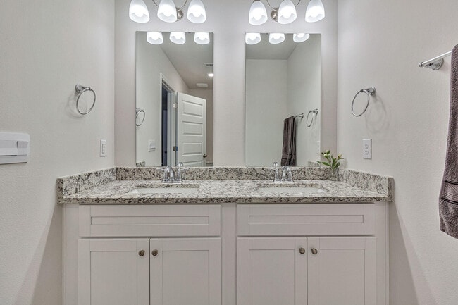 Building Photo - 1022 McLaren Cir