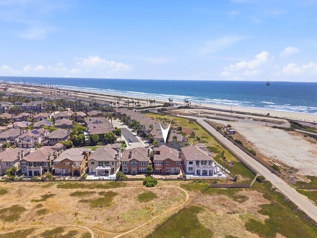 Building Photo - Luxury Coastal Living in Guard-Gated Ocean Colony