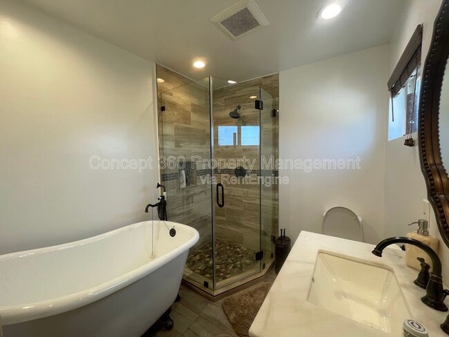 Building Photo - 1813 W Arbutus St