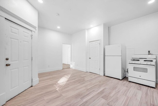 Building Photo - 526 W Munson St