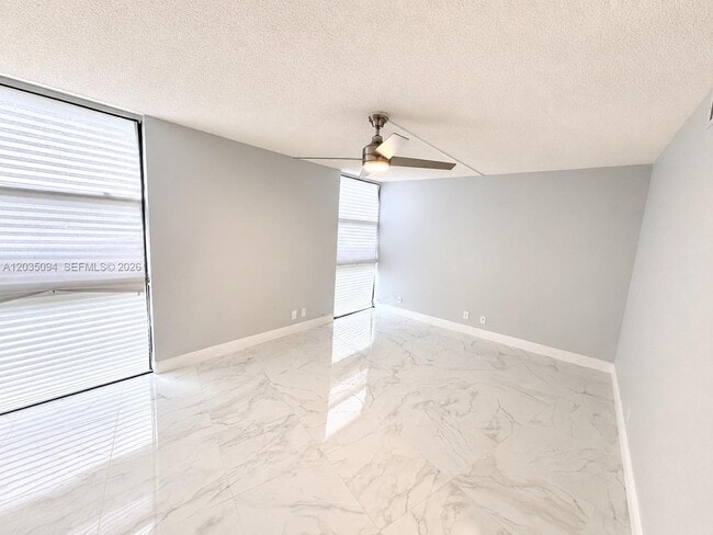 Building Photo - 3301 N Country Club Dr